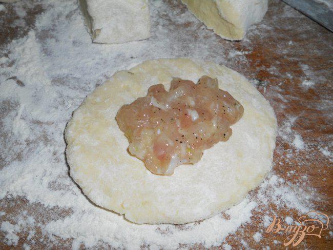 Фото приготовление рецепта: Пирожки с мясом из картофельного теста шаг №3