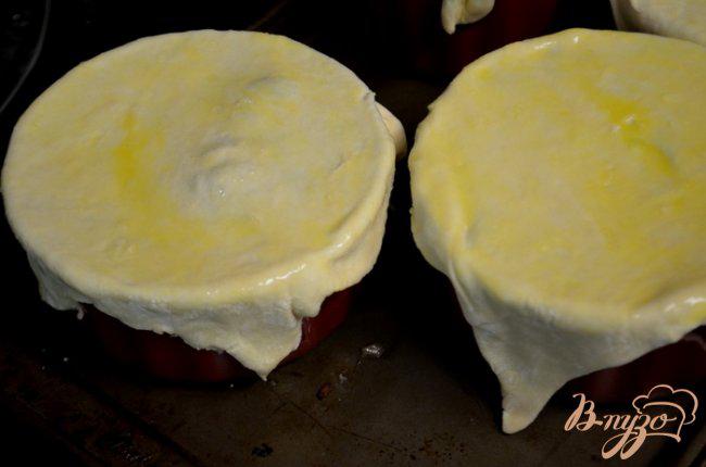 Фото приготовление рецепта: Мясной пирог с грибами в горшочках шаг №5