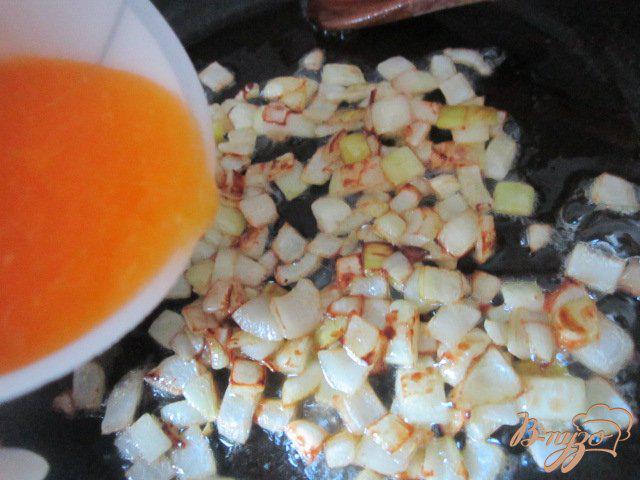 Фото приготовление рецепта: Рыбные улитки со сливочно-апельсиновым соусом шаг №3
