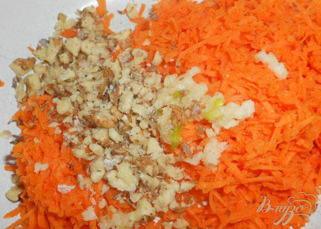 Фото приготовление рецепта: Морковь с чесноком и майонезом шаг №2