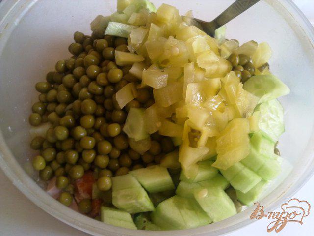 Фото приготовление рецепта: Салат овощной с колбасой шаг №5