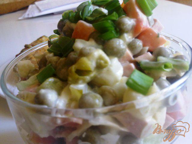 Фото приготовление рецепта: Салат овощной с колбасой шаг №7