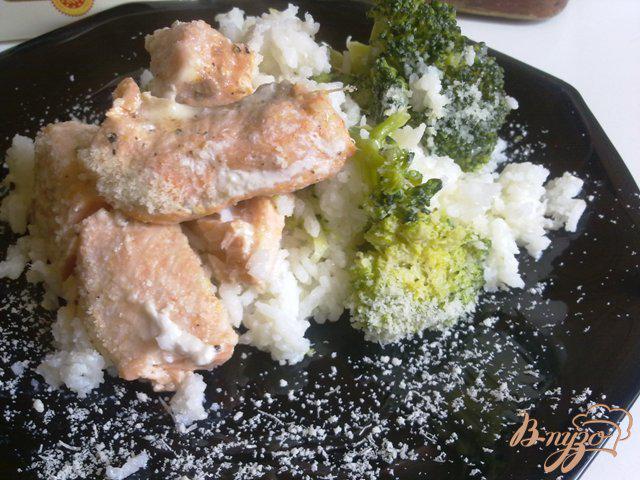 Фото приготовление рецепта: Семга с рисом, брокколи и пармезаном шаг №13