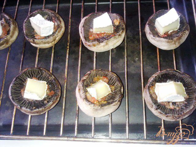 Фото приготовление рецепта: Сырные шампиньоны шаг №4