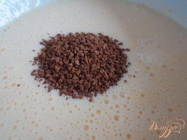Фото приготовление рецепта: Кофейные оладьи с шоколадом шаг №3