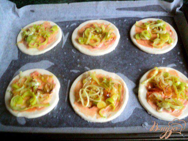 Фото приготовление рецепта: Мини-пицца с грибами и ветчиной шаг №6