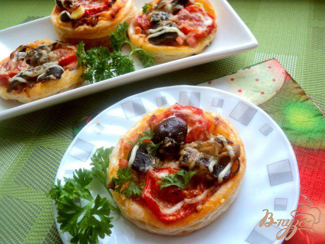Фото приготовление рецепта: Мини-пицца с грибами и ветчиной шаг №10