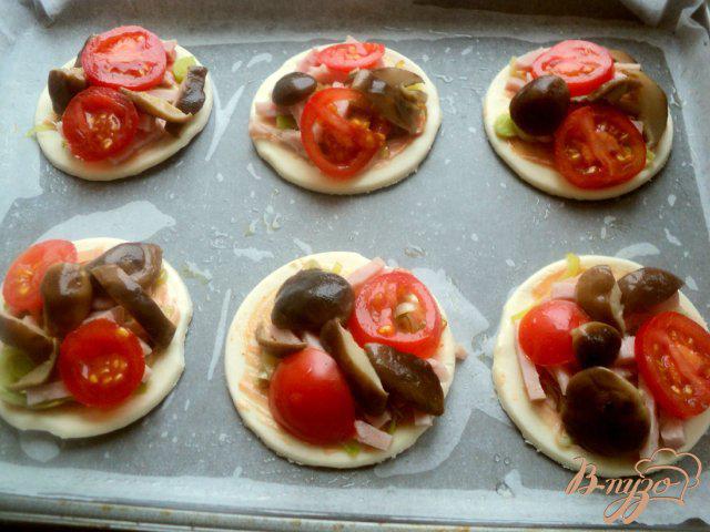 Фото приготовление рецепта: Мини-пицца с грибами и ветчиной шаг №7