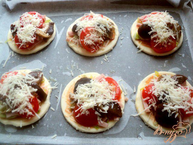 Фото приготовление рецепта: Мини-пицца с грибами и ветчиной шаг №8