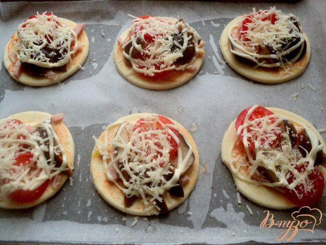 Фото приготовление рецепта: Мини-пицца с грибами и ветчиной шаг №9