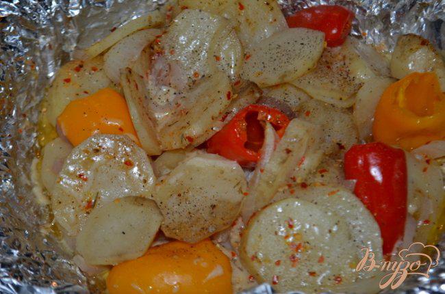 Фото приготовление рецепта: Картофель в фольге шаг №4