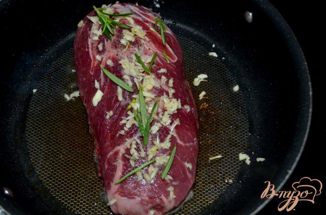 Фото приготовление рецепта: Стейк с грибами и с красным винным соусом шаг №2