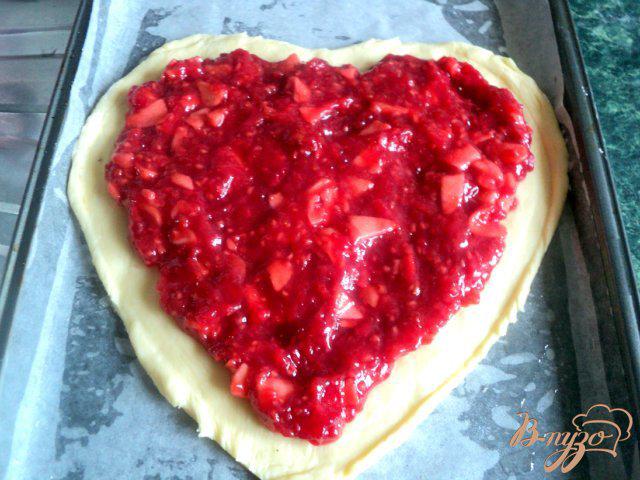 Фото приготовление рецепта: Пирог «Ягодное сердце» шаг №5