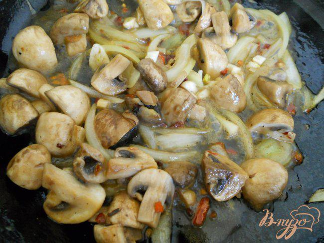 Фото приготовление рецепта: Рис с грибами в форме вулкана (вариант подачи блюда) шаг №3