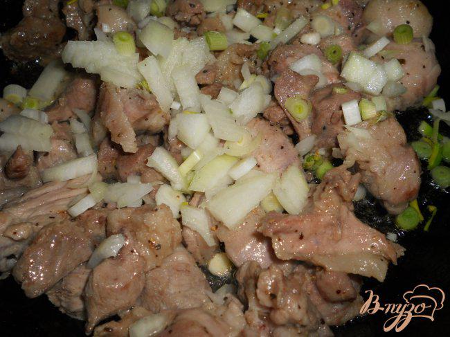 Фото приготовление рецепта: Свиная поджарка в ореховом соусе шаг №3