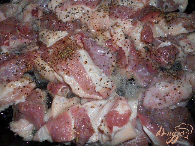 Фото приготовление рецепта: Свиная поджарка в ореховом соусе шаг №2