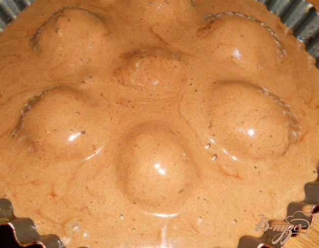 Фото приготовление рецепта: Шоколадный пирог с шариками из творога шаг №3