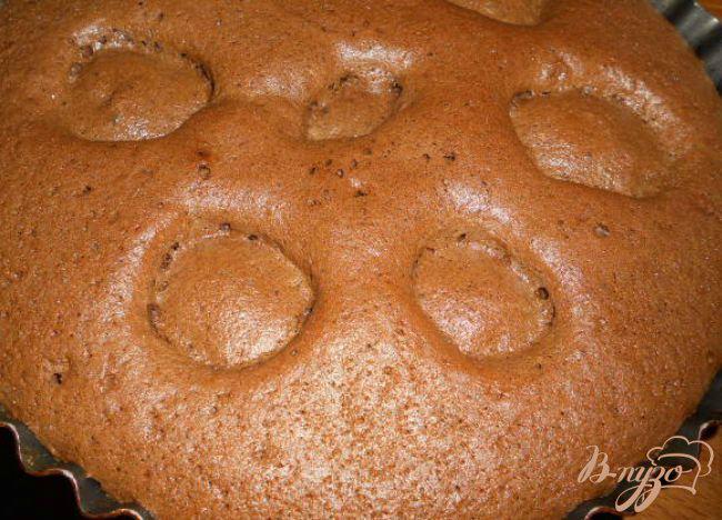 Фото приготовление рецепта: Шоколадный пирог с шариками из творога шаг №4