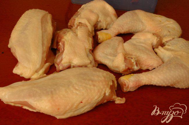 Фото приготовление рецепта: Запеченая курица, маринованная в кефире шаг №2