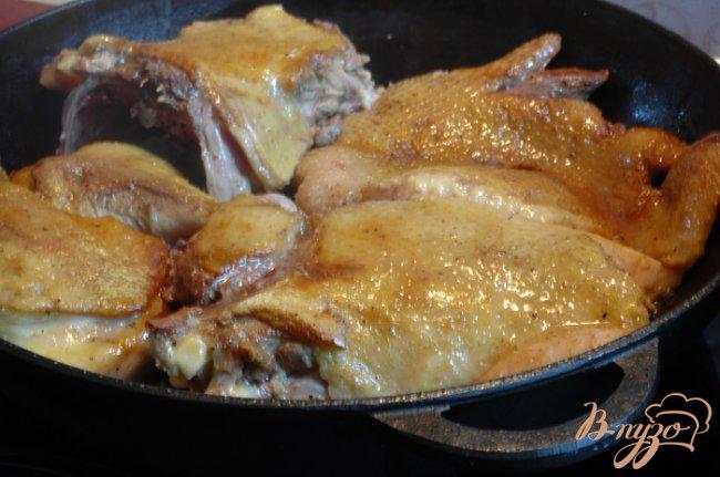 Фото приготовление рецепта: Утка по-деревенски с квашеной капустой, черносливом и тмином шаг №6