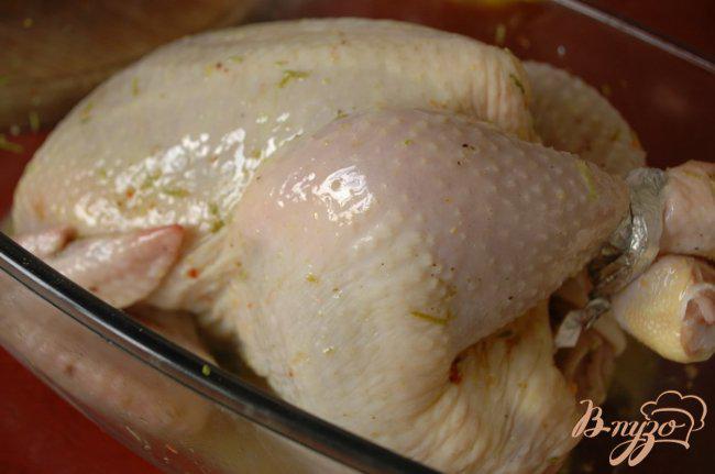 Фото приготовление рецепта: Курица запеченная, маринованная в лаймовом соке шаг №5