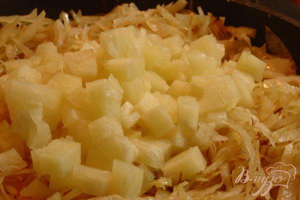 Фото приготовление рецепта: Тушеная капуста с ананасами шаг №3