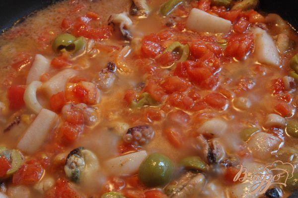 Фото приготовление рецепта: Морепродукты с оливками в томатном соусе шаг №5