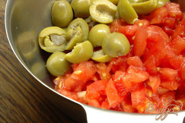 Фото приготовление рецепта: Морепродукты с оливками в томатном соусе шаг №2