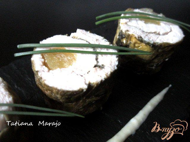 Фото приготовление рецепта: Куриные рулетики с ананасовой серединкой шаг №9