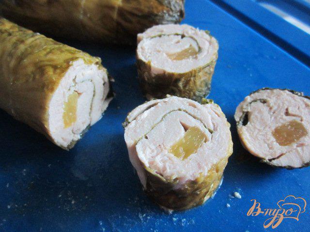 Фото приготовление рецепта: Куриные рулетики с ананасовой серединкой шаг №8