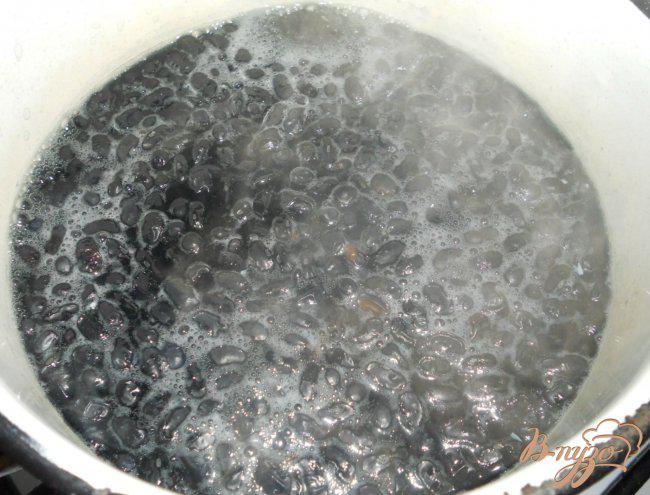 Фото приготовление рецепта: Суп с гречкой и черной фасолью шаг №1