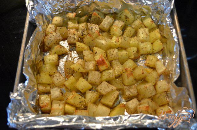 Фото приготовление рецепта: Печеный картофель с розмарином и луком шаг №2
