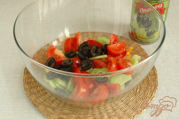 Фото приготовление рецепта: Греческий салат со шпинатом шаг №3
