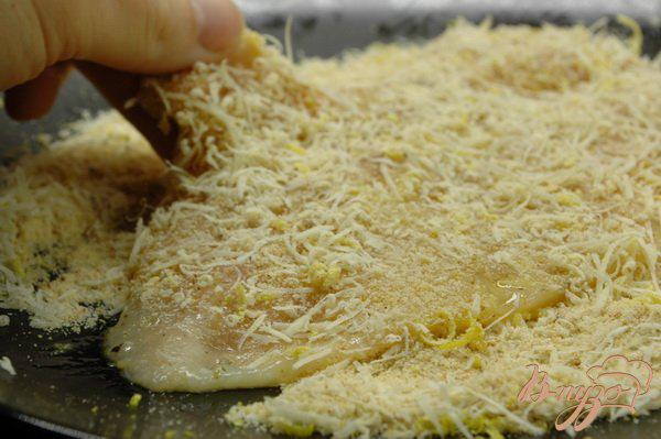 Фото приготовление рецепта: Курица «Миланезе» с томатным соусом и маслинами шаг №4