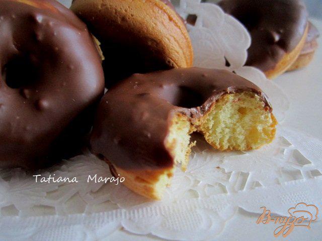 Фото приготовление рецепта: Пончики с молочным шоколадом шаг №7