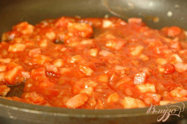 Фото приготовление рецепта: Спагетти, запеченные с ветчиной и томатом шаг №3
