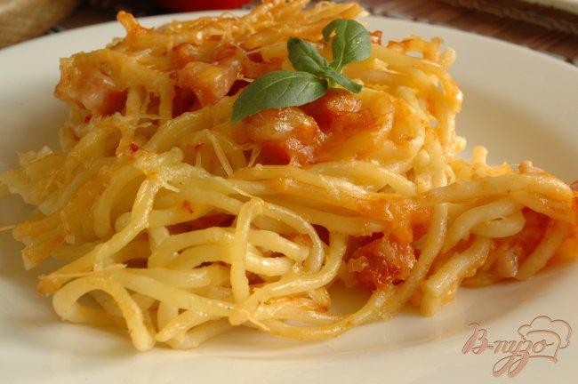 Фото приготовление рецепта: Спагетти, запеченные с ветчиной и томатом шаг №7