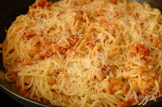 Фото приготовление рецепта: Спагетти, запеченные с ветчиной и томатом шаг №5