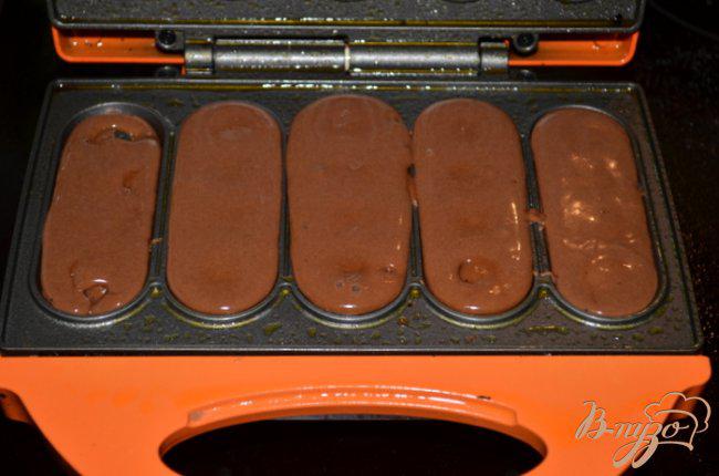 Фото приготовление рецепта: Шоколадные вафли шаг №3