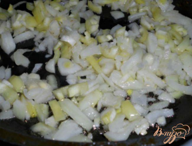Фото приготовление рецепта: Баклажаны фаршированные овощами и сыром шаг №2