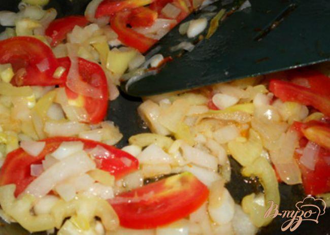 Фото приготовление рецепта: Баклажаны фаршированные овощами и сыром шаг №3