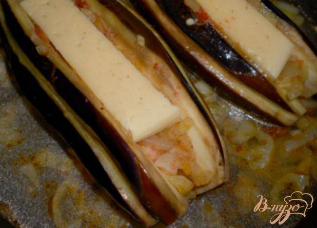 Фото приготовление рецепта: Баклажаны фаршированные овощами и сыром шаг №4