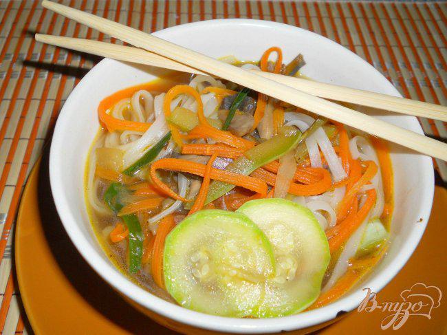 Фото приготовление рецепта: Суп в японском стиле с рисовой лапшой шаг №7