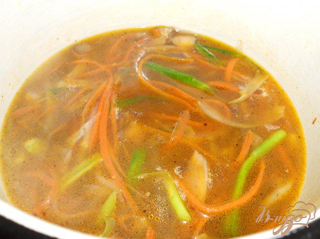 Фото приготовление рецепта: Суп в японском стиле с рисовой лапшой шаг №5