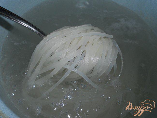 Фото приготовление рецепта: Суп в японском стиле с рисовой лапшой шаг №6
