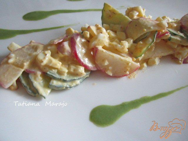 Фото приготовление рецепта: Салат из редиса с яйцом шаг №3