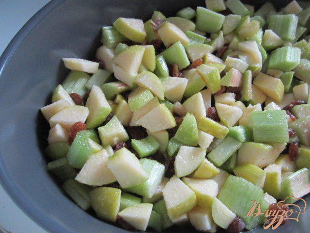 Фото приготовление рецепта: Крамбль с ревенем , яблоком и изюмом шаг №5