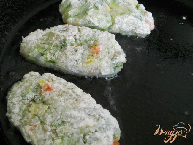 Фото приготовление рецепта: Котлеты из риса и картофеля с овощами шаг №4