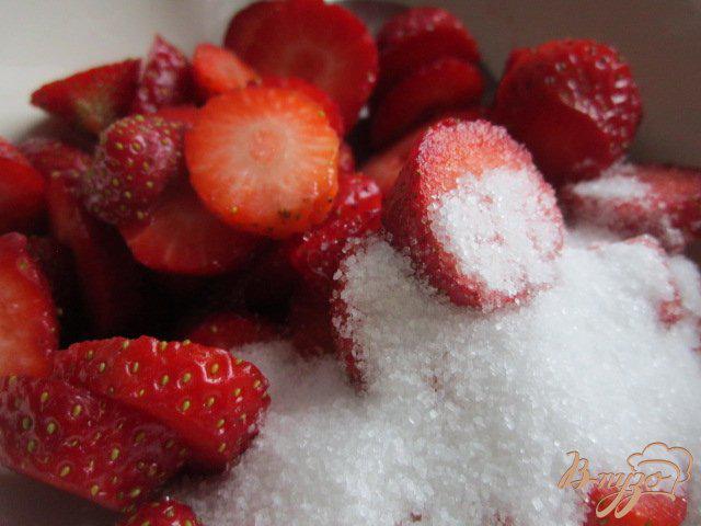 Фото приготовление рецепта: Десерт с ягодами и йогуртом шаг №2