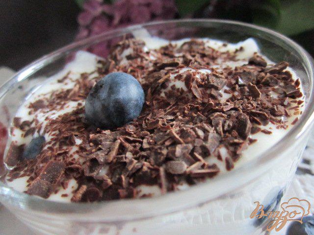Фото приготовление рецепта: Десерт с ягодами и йогуртом шаг №5